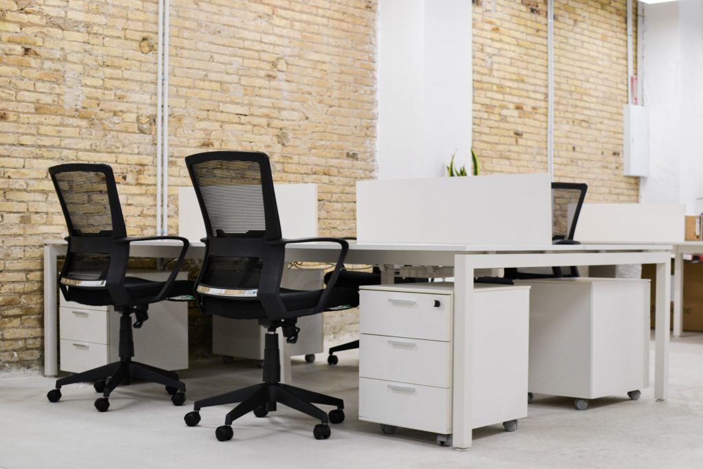 Zona de trabajo B del coworking, con luz natural