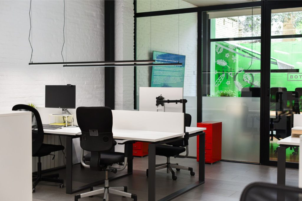 Zona de trabajo A del coworking, con luz natural