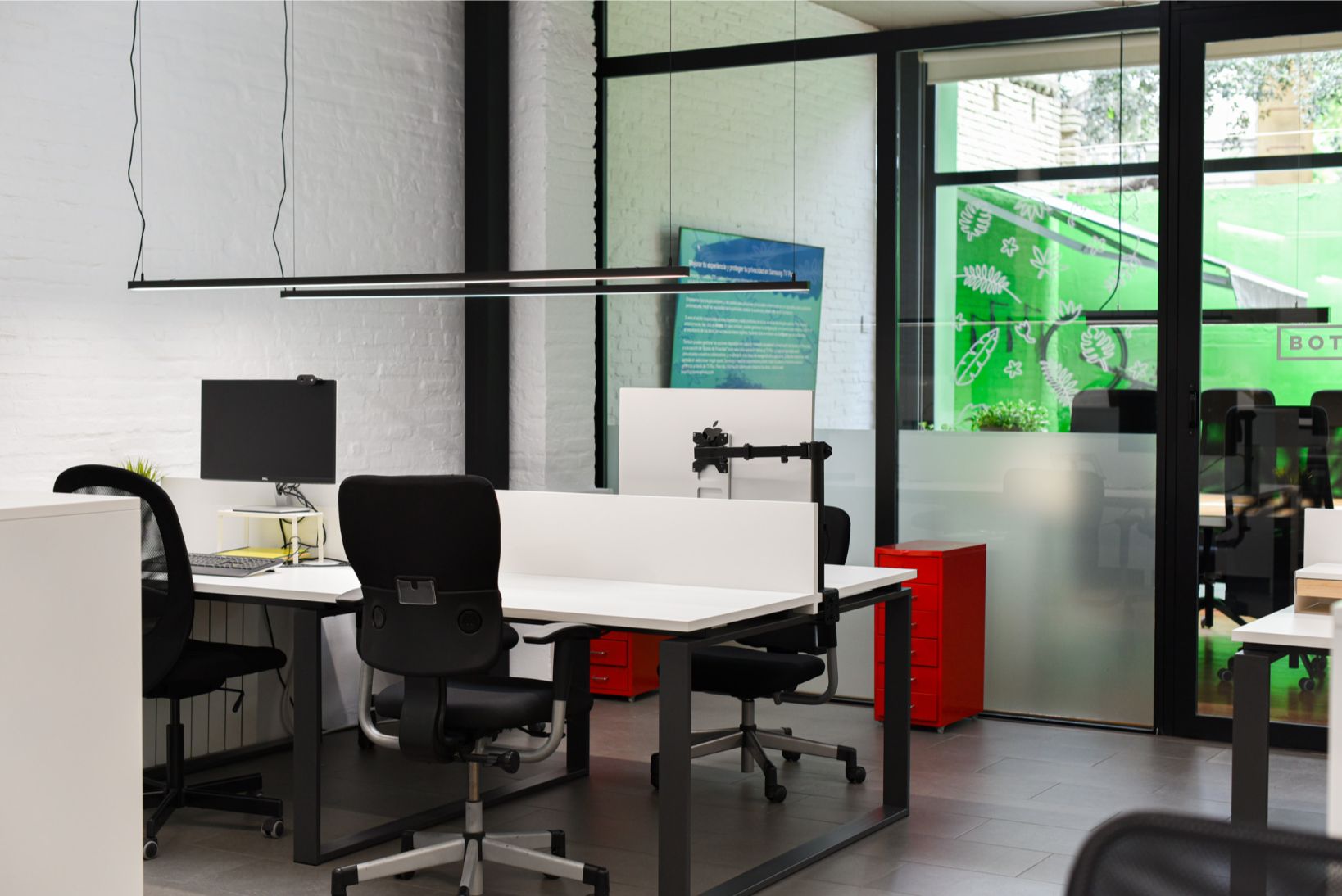 Zona de trabajo A del coworking, con luz natural