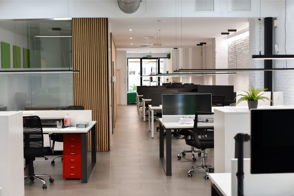 Zona de trabajo A del coworking, puestos con cajonera privada